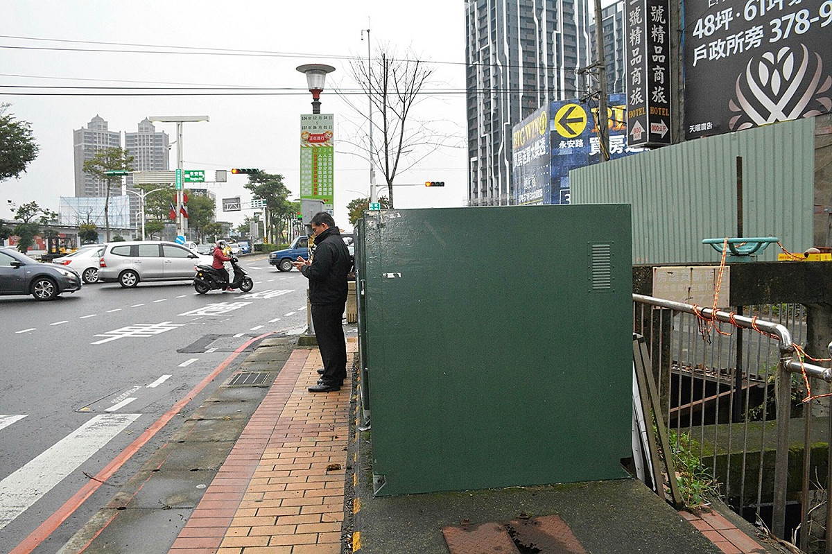 桃園市近來積極打造行人友善環境，規劃改善藝文特區至中路特區間的人行道，作為示範人行道，包括：保留既有喬木、移除電箱、拓寬人行道、設計緩坡道、路燈採LED景觀燈等項目。 圖：桃園市政府／提供