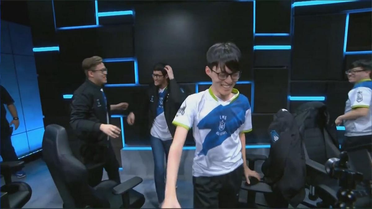 從強敵韓國手中贏下勝利，台灣隊成員笑顏逐開。 圖：翻攝自 LoL Esports YouTube