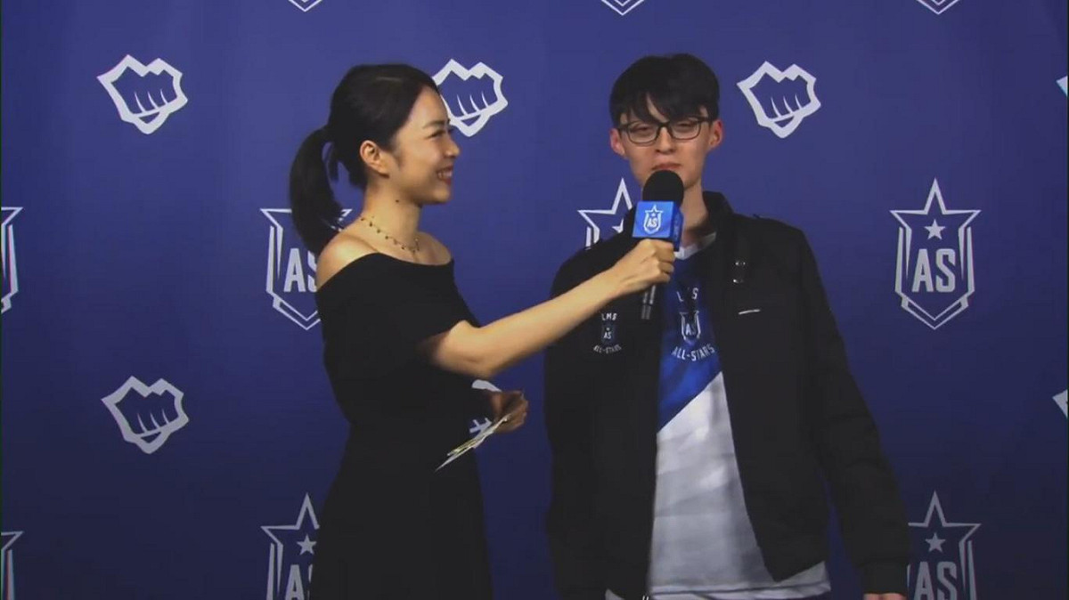 賽後接受採訪的FoFo（右）。 圖：翻攝自 LoL Esports YouTube