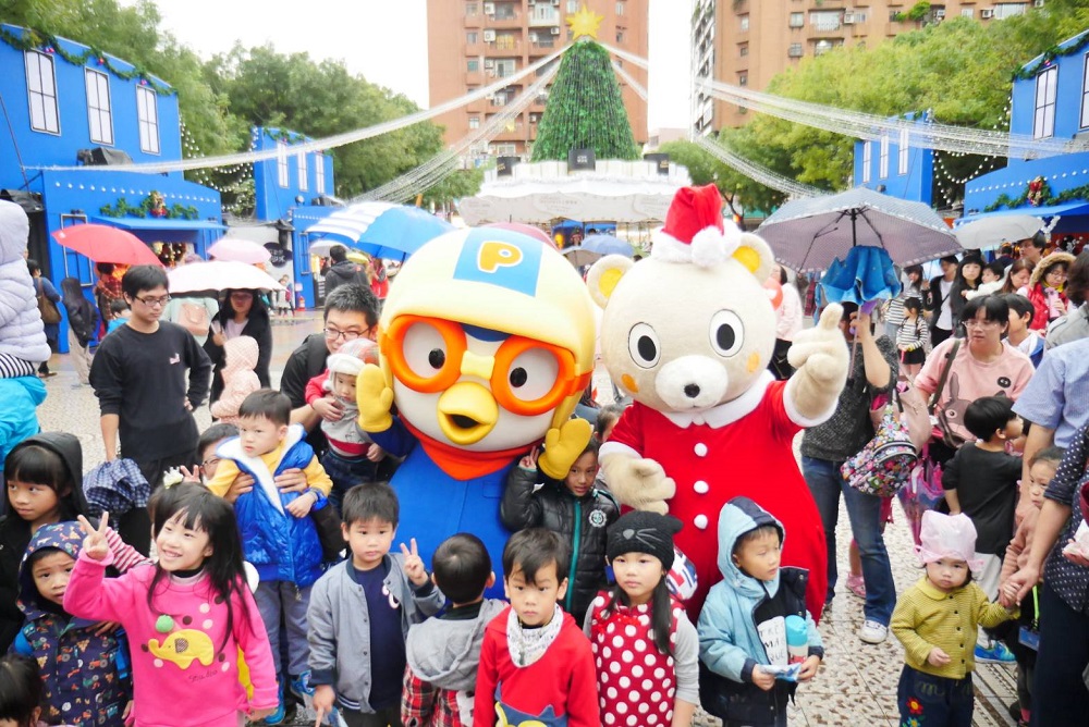 新北歡樂耶誕城站前活動吸引不少大朋友小朋友一起參與。 圖：新北市觀旅局/提供