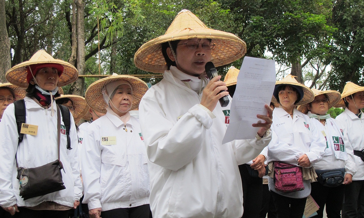 人民作主基金會董事長陳麗貴宣讀行動聲明。 資料照片：林朝億/攝