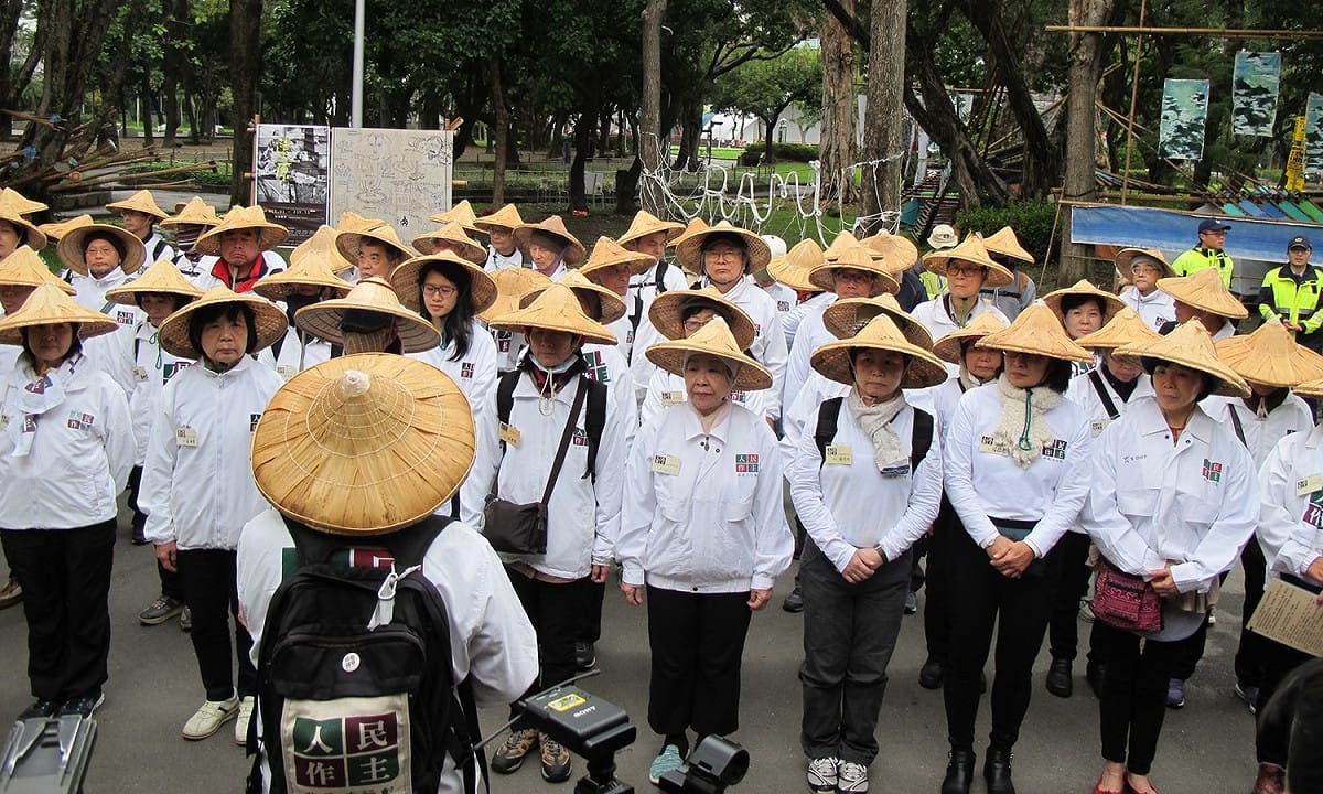 人民作主基金會志工在228公園內集合整隊。 圖：林朝億/攝