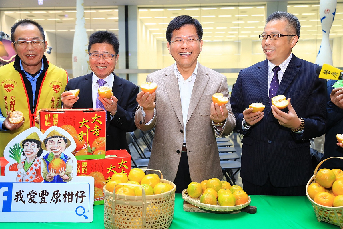 林佳龍在現場大啖椪柑，他說，光聞味道心情就很舒服，台中椪柑口感香甜、美味，象徵大吉大利，期盼各界共同響應支持在地優質農特產品。 圖：台中市政府／提供