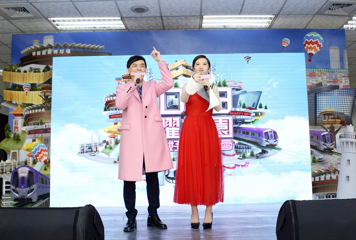 「2018飛躍桃園直達美好跨年晚會」將於12月31日晚上7時在桃園藝文廣場熱鬧登場，由金鐘獎綜藝節目最佳主持人黃子佼、搞笑女王LULU攜手主持，今年演出陣容超級強，由電音女神謝金燕熱力開場、韓國超甜美女神Jessica首次來台跨年演出及原住民好聲音動力火車跨後壓軸演出。 圖：桃園市政府／提供