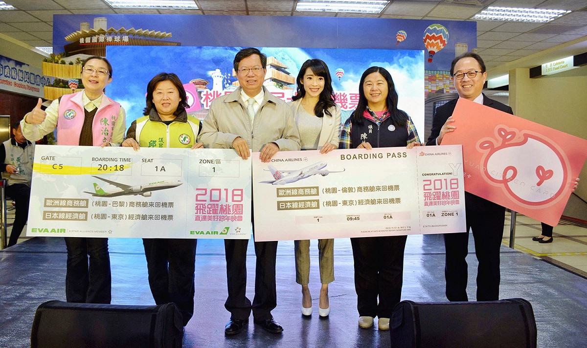 桃園市長鄭文燦今（8）日上午在市府，出席「2018飛躍桃園直達美好跨年晚會」記者會，鄭文燦表示，「2018飛躍桃園直達美好跨年晚會」的卡司是六都中最強的，同時，機場捷運也即將通車滿一周年，機場捷運拉進台北與桃園的距離、也拉近與世界的距離。 圖：桃園市政府／提供