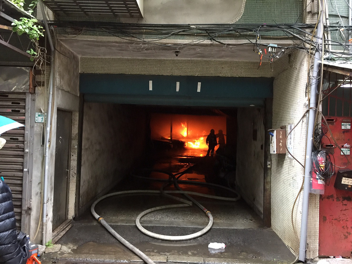 新北市三重區一間鐵皮鐵車場上午驚傳失火，燃燒面積約50坪大小。 新北消防局提供