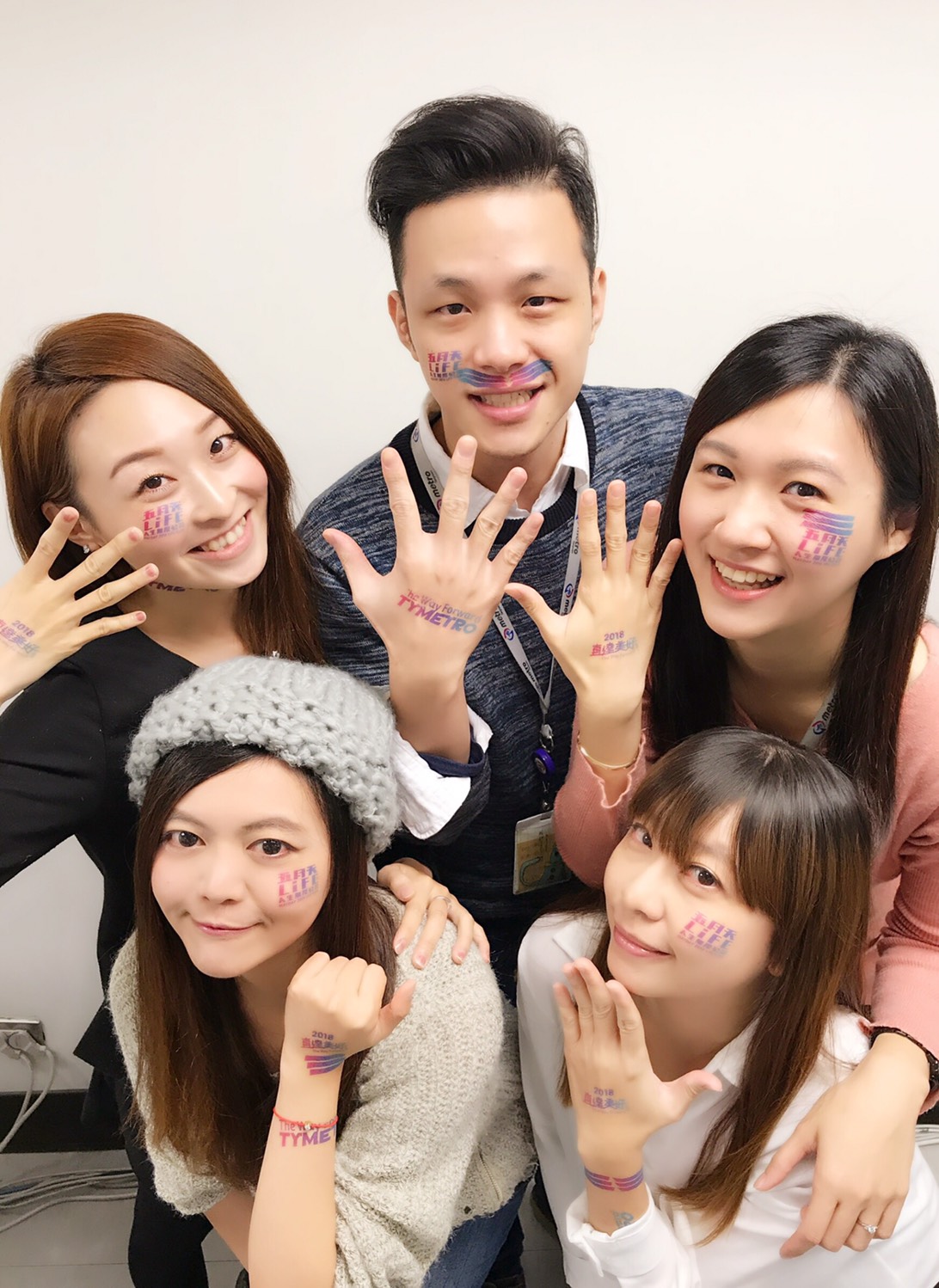 還有好消息，只要五迷於演唱會期間搭機捷聽演唱會，各場演唱會開唱前4小時，於A19桃園體育園區站出站時，憑票根還送「限量版」五月天紋身貼紙，每場演唱會於約發放1400~1600張(當日數量發完為止)，給你滿滿的五月天！ 圖：桃園機場捷運／提供