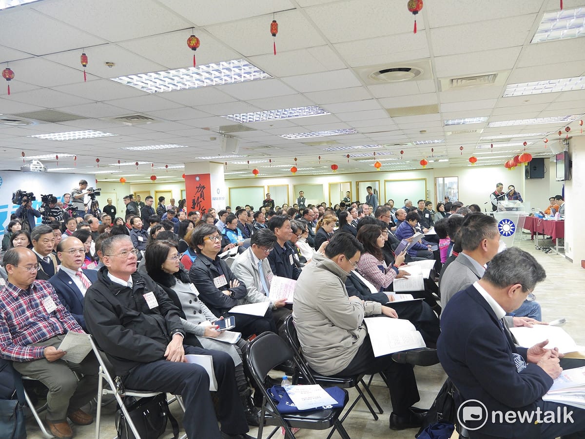 近百位中央委員從全台各地前來參加。 圖：趙婉淳／攝