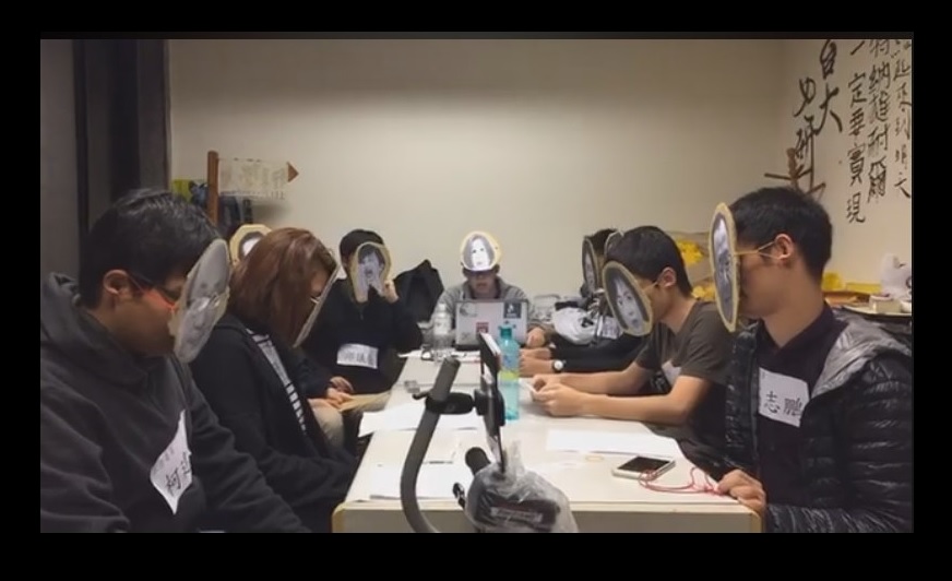 台大濁水溪社團成員以稿笑方式，戴著面具，透過網路直播檢驗創社成員、立委黃偉哲擔任民代的言行是否一致? 圖：翻拍台大濁水溪社臉書