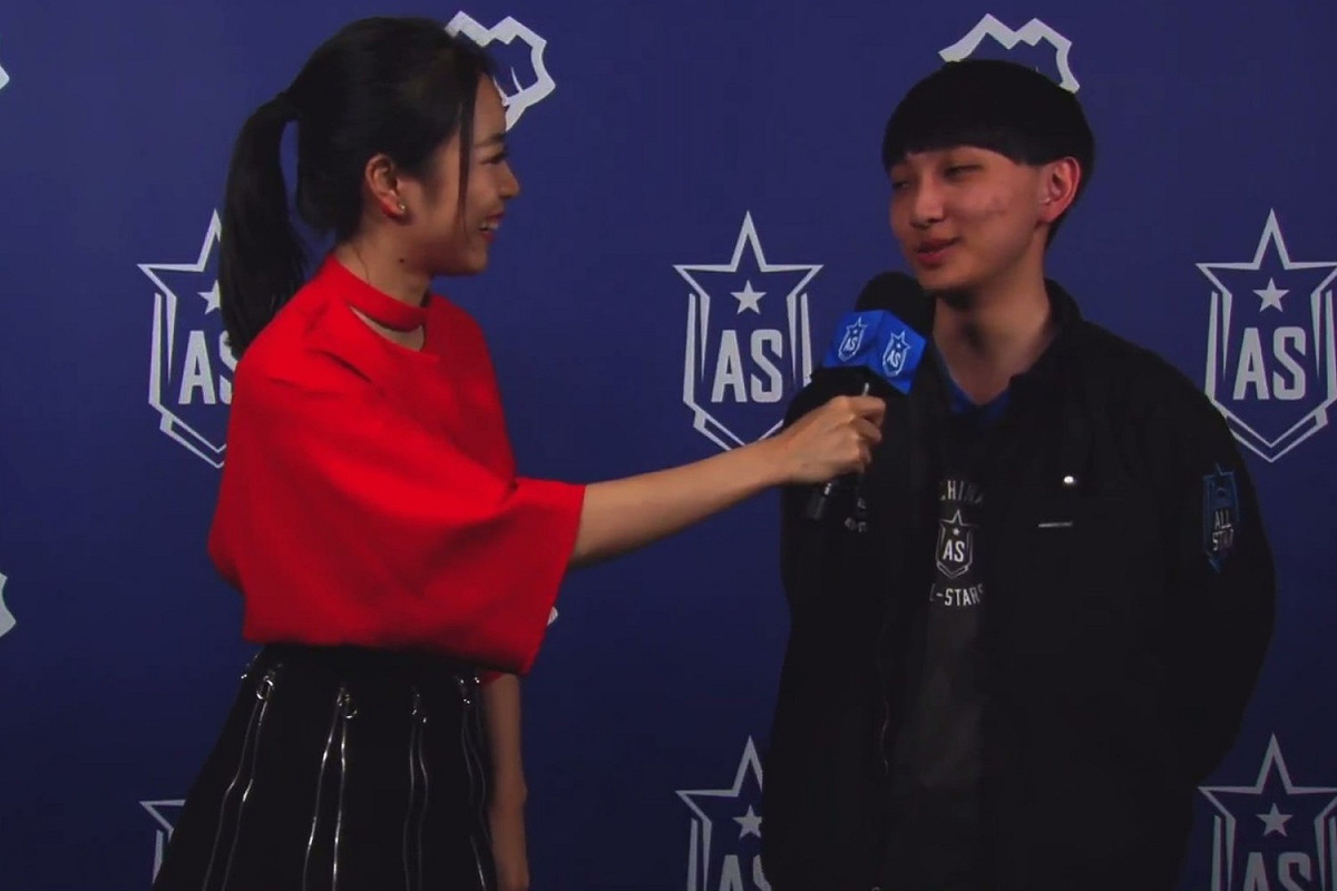血洗巴西代表隊伍之後，賽後中國代表隊中路選手xiye（右）接受了中國主播余霜的採訪。 圖：翻攝自 英雄聯盟 LPL賽事頻道