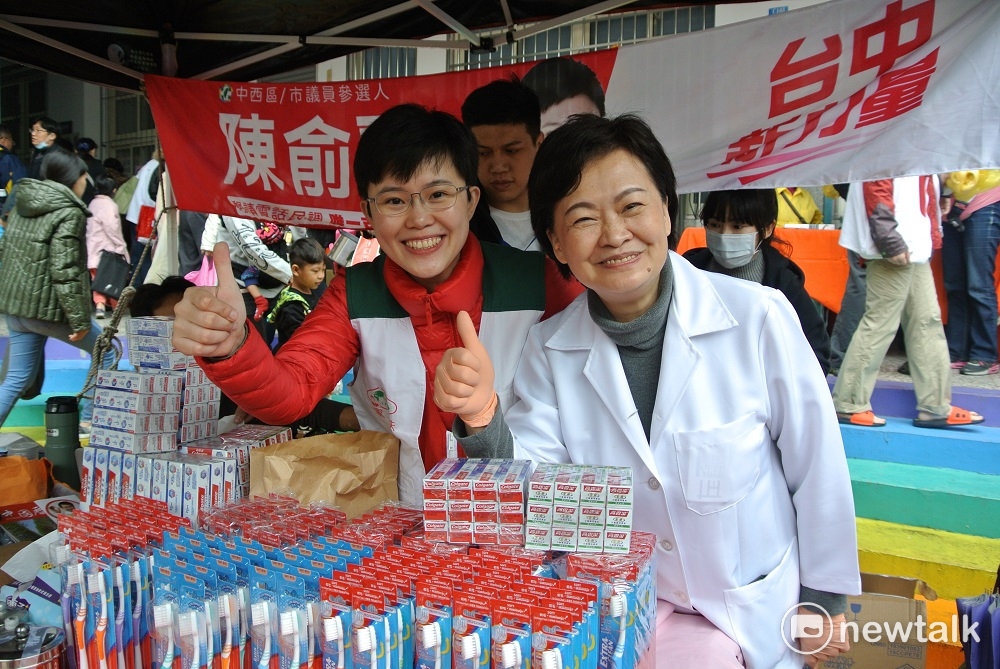 陳俞融由牙醫師媽媽張溫鷹陪同義賣牙刷。 圖：唐復年/攝