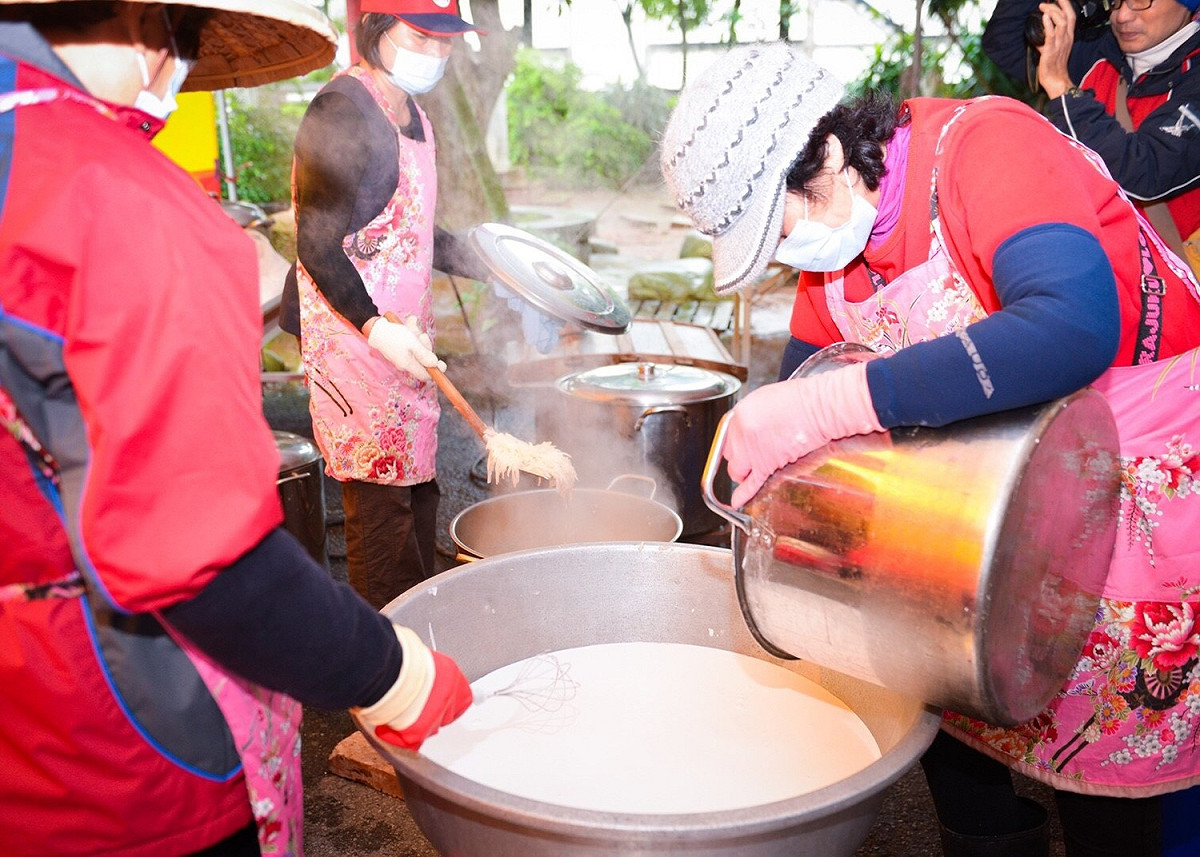 中壢山東里是適土適種的好地方，栽培出口感細緻、綿密、淡淡蘿蔔香氣的珍珠蘿蔔，料理時不須削皮，只需把表皮清洗乾淨，也適合醃漬，是很好的食材，希望逐年推廣擴大栽培面積，達到經濟生產的規模，提高農民收益。 圖：桃園市政府／提供