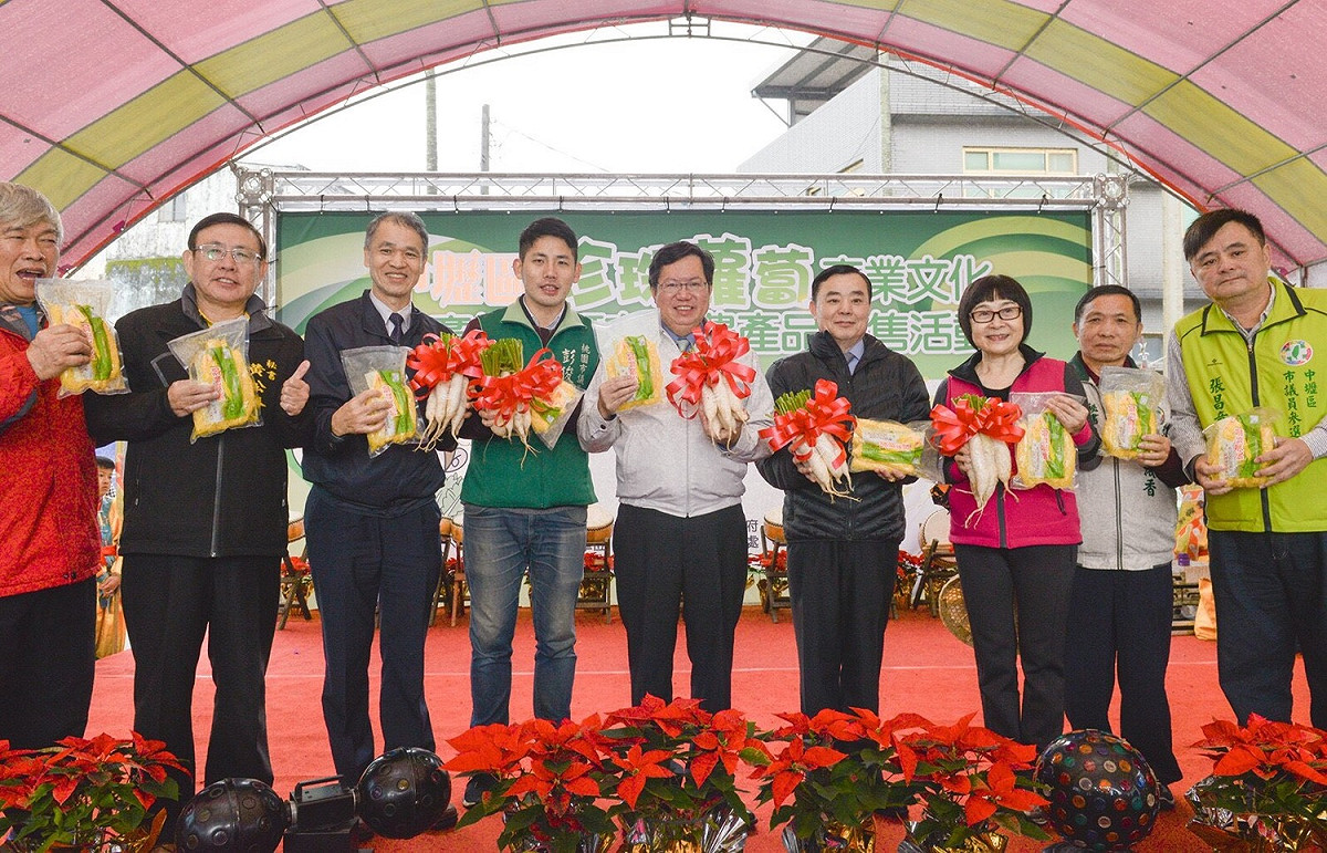 桃園市長鄭文燦今（9）日上午前往中壢崇德宮，出席中壢區第二屆珍珠蘿蔔產業文化推廣活動。 圖：桃園市政府／提供