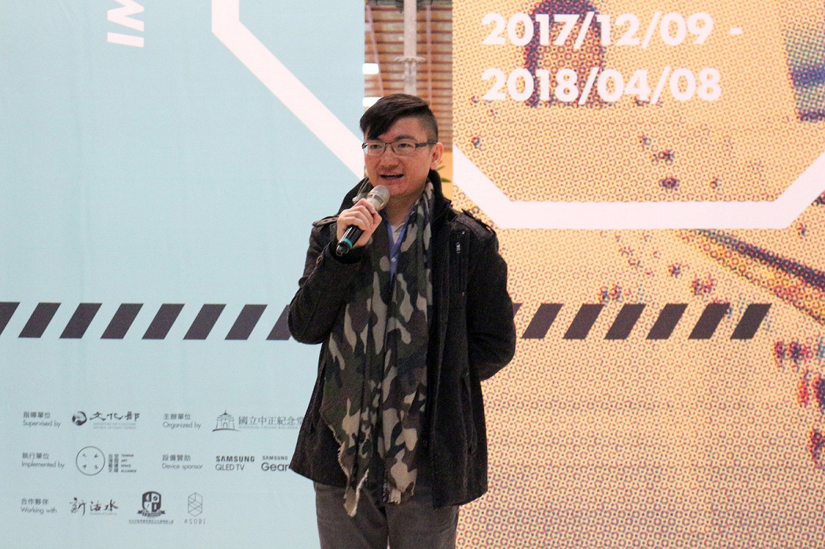 策展人吳達坤表示，開展記者會特別安排盛竹如先生口白，輔以新聞畫面剪輯成簡短影片，帶大家回到過去，穿越時空，從年輕人在中正紀念堂唱軍歌的戒嚴時期，發展到解嚴30年後的現在多元紛呈景象。 圖：文化部／提供