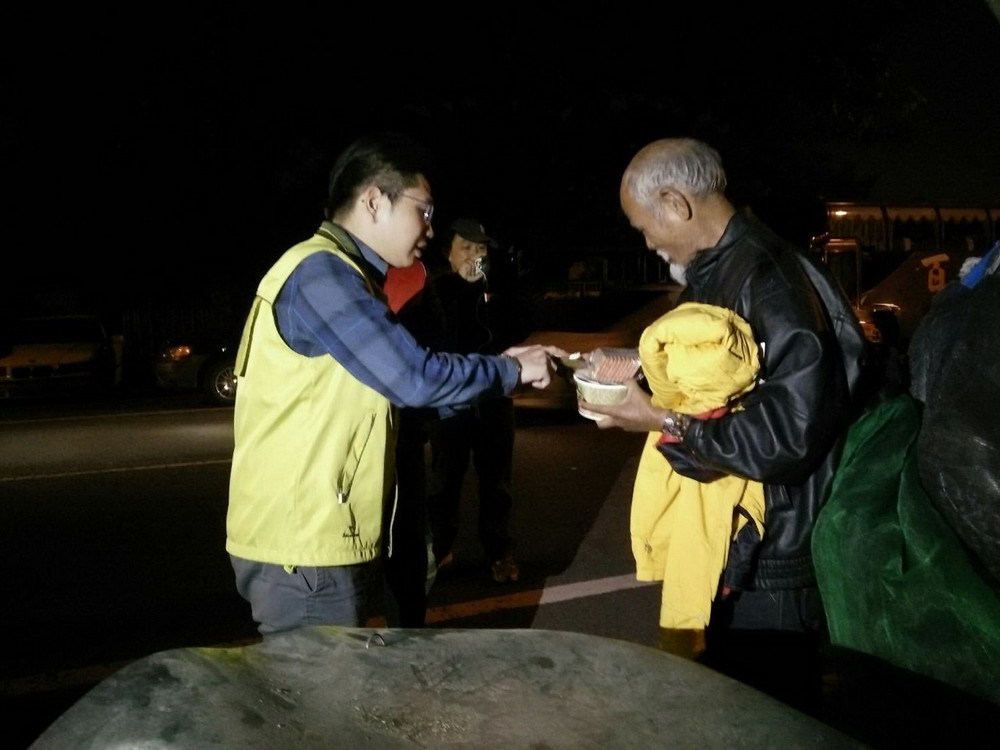 近來大陸冷氣團南下，氣溫開始下降，入夜後氣溫更是驟降，屏東縣政府啟動街友低溫關懷服務。 圖：屏東縣政府／提供