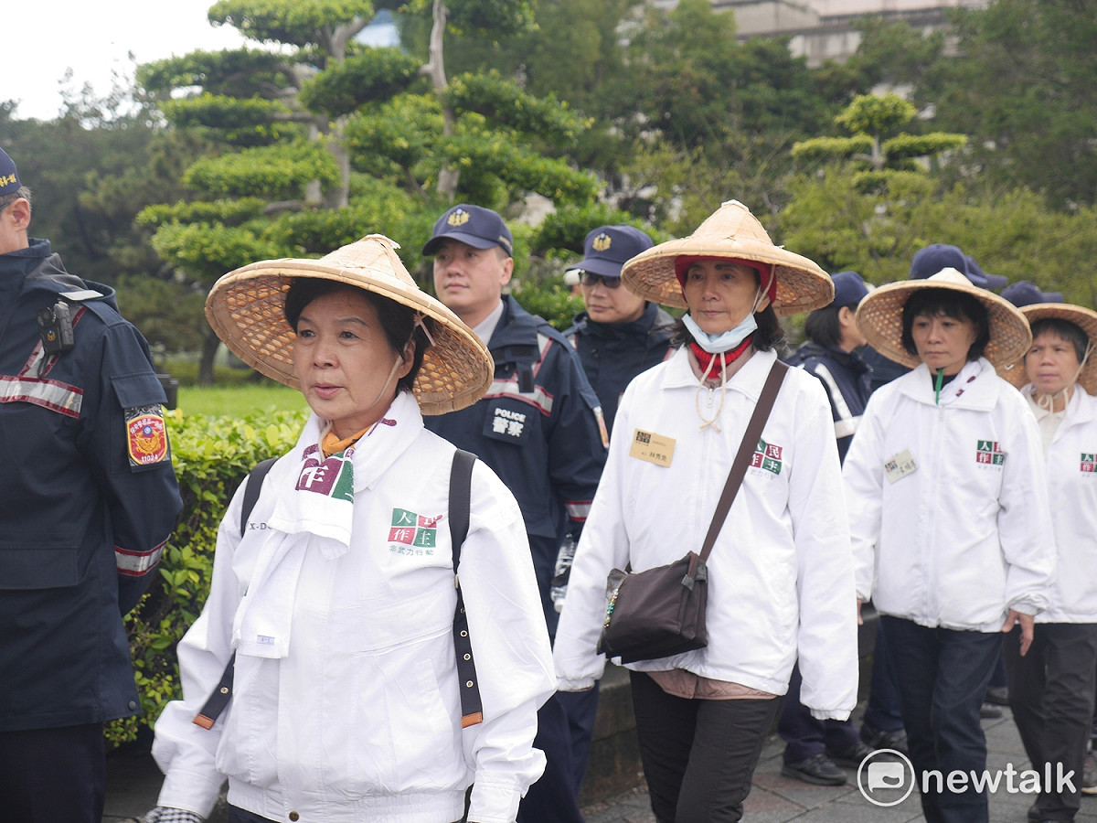 近五十名志工以行踏、繞行方式，繞行總統府，呼籲蔡英文總統運用其影響力，督促黨籍立委盡速補正公投法。 圖：趙婉淳／攝