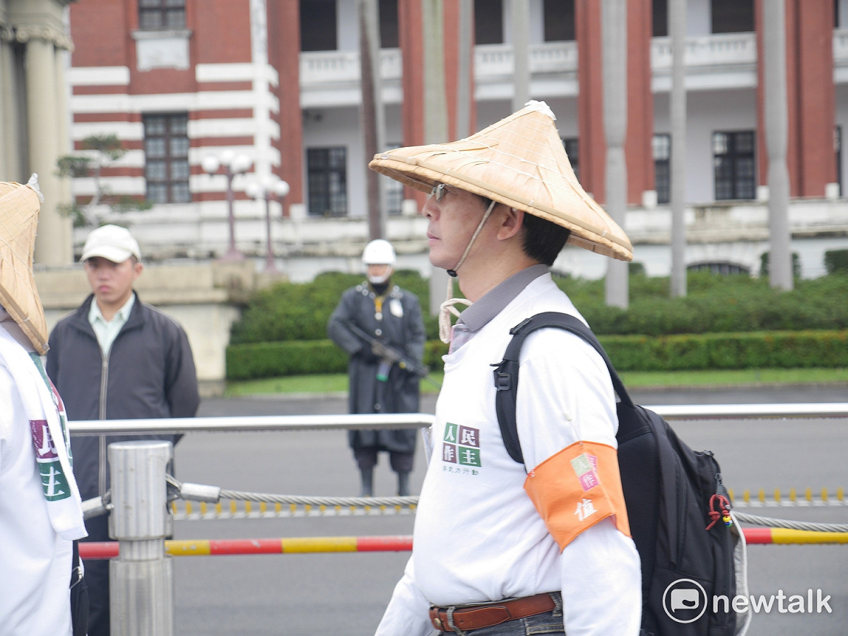 隨後，開始繞行總統府兩圈。總統府內警察戒備森嚴。 圖：趙婉淳／攝