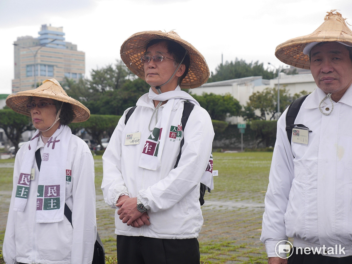 近五十名志工遊行至總統府對面時，靜站了十五分鐘。對於公投法修法可望在下周二三讀，基金會執行長劉明新（中）表示，「在等個三天，對我們來講不算什麼」。 圖：趙婉淳／攝