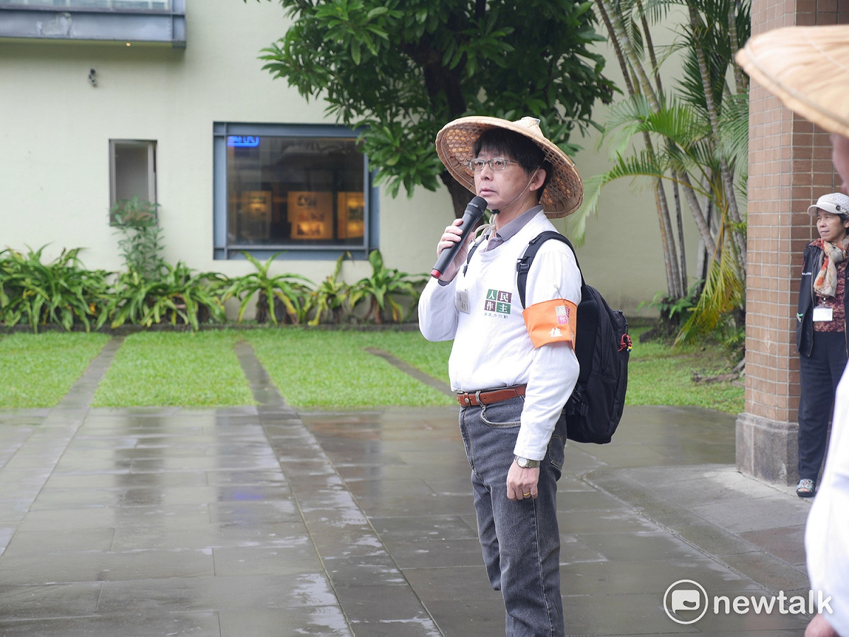 今天值班的志工蔡登隆向大家解說今天遊行活動。 圖：趙婉淳／攝