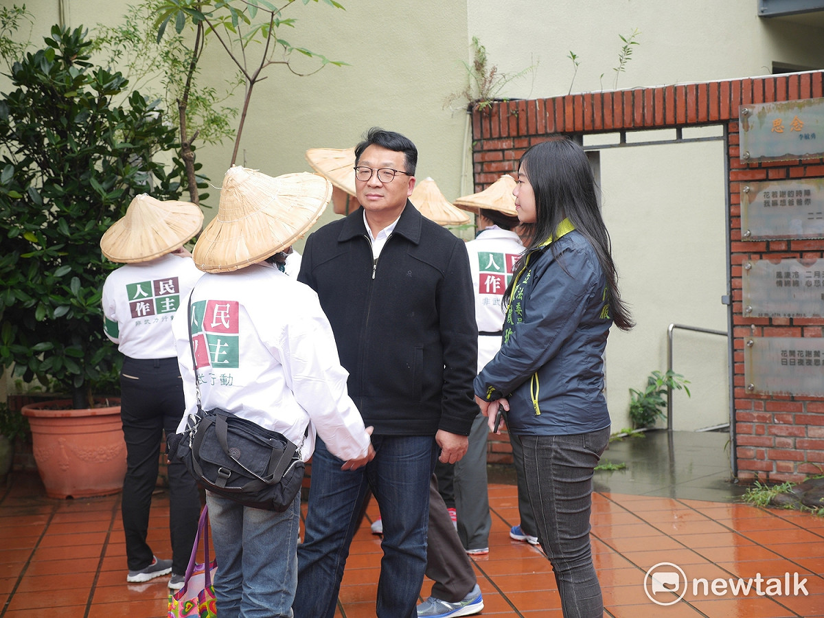 民進黨立委陳歐珀下午兩點也到場關心志工，不過，他沒有參與遊行。 圖：趙婉淳／攝