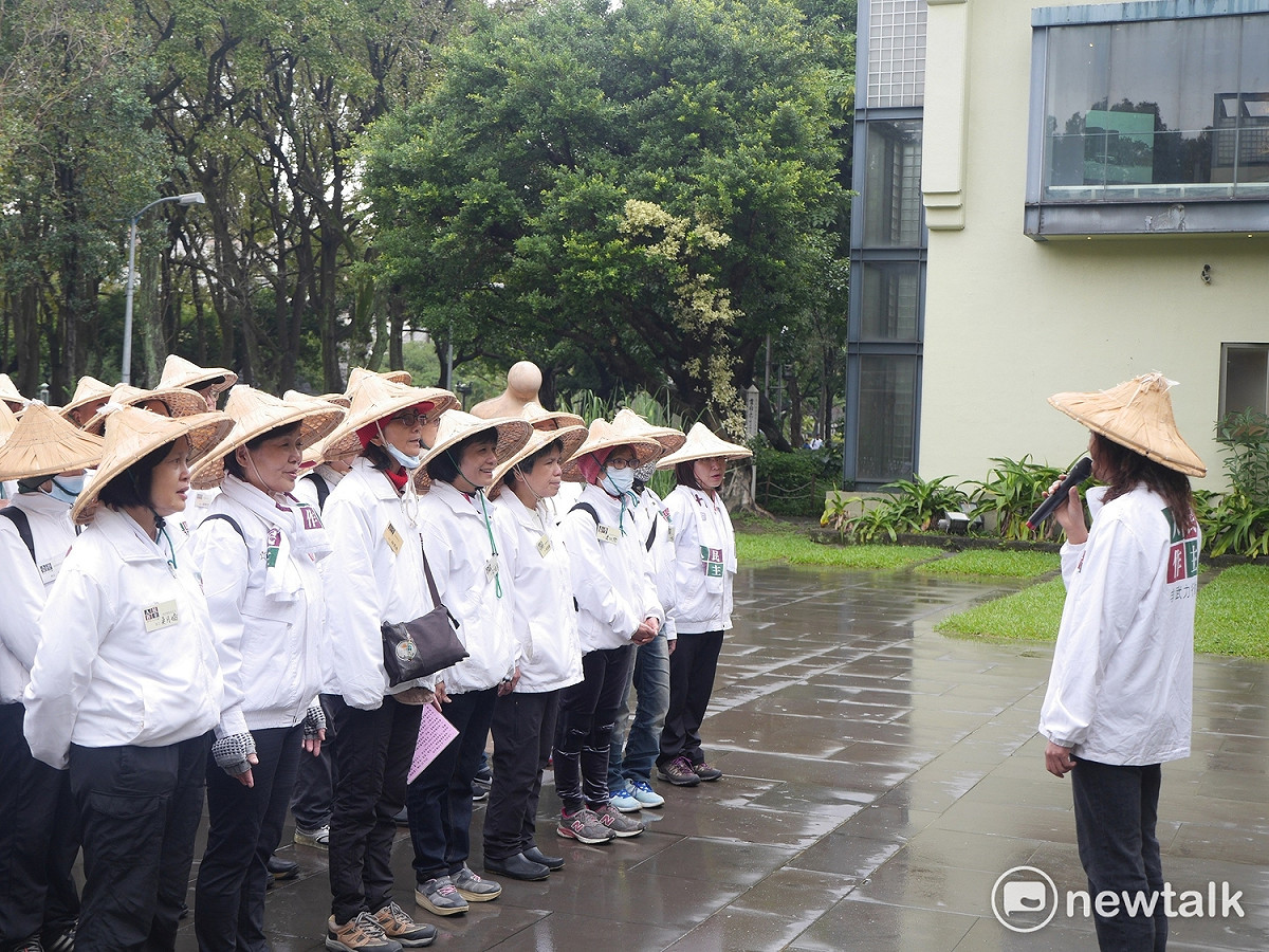 數十名志工下午陸續到228公園內集合。 圖：趙婉淳／攝