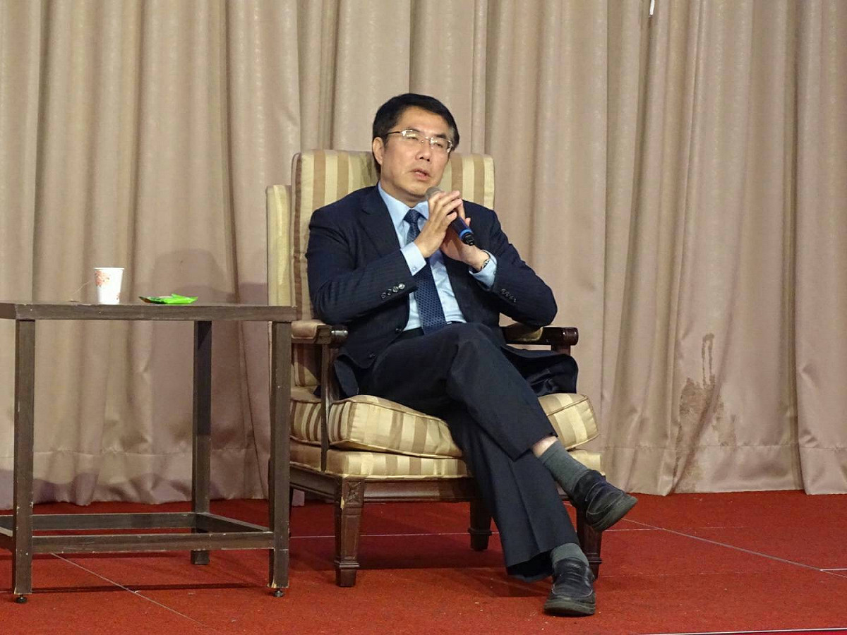 黃偉哲與參與營隊的42位青年分享從政的甘苦談。 圖：黃博郎/攝