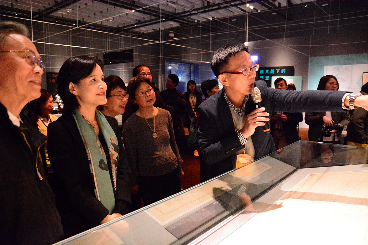 文化部鄭麗君部長參觀台史博特展。 圖：文化部／提供