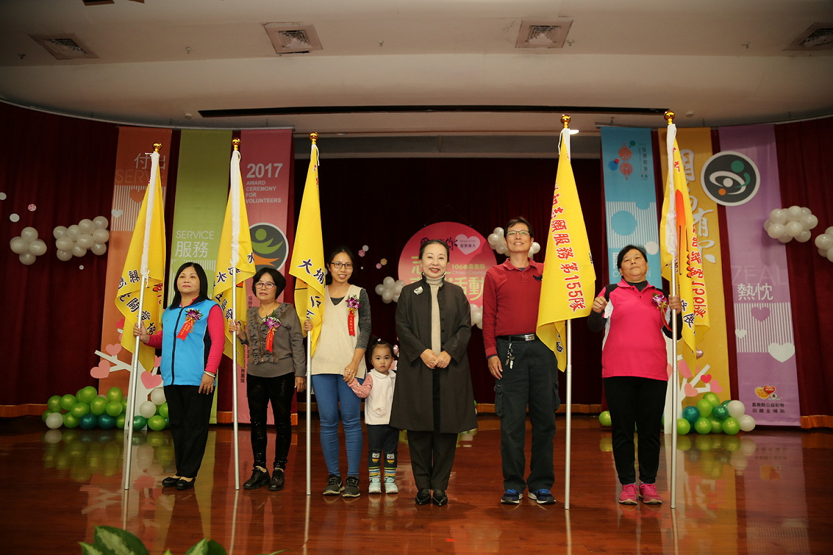 縣長張花冠授旗給社區志工服務團隊，期許他們可以為社會更盡一份力。 圖：嘉義縣政府/提供