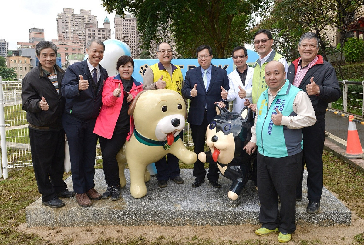 鄭文燦表示，桃園積極推行動保政策，動物保護教育園區改建工程預計在明年7月完工，將可收容1,150隻犬貓。桃樂動保志工已有1,170位，協助鄰里間犬貓絕育、狂犬病預防注射、晶片植入等措施，讓動保政策走入社區，成效很好。 圖：桃園市政府／提供