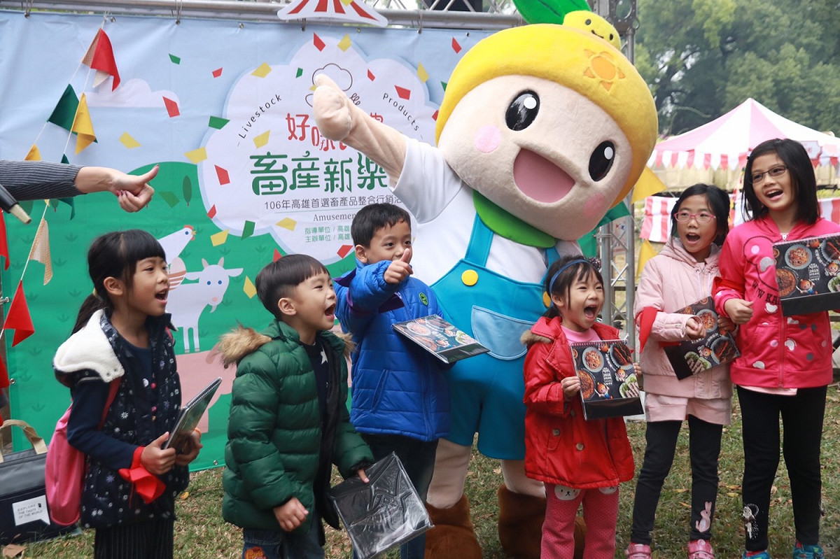 高通通贈送結合食譜與桌曆的功能的「高雄畜產好滋味2018好食桌曆」。 圖：高雄市農業局提供