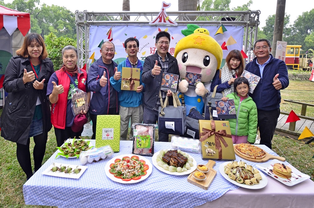活動中推出一桌好菜讓過關遊客享用，多道五星料理的畜產美食。 圖：高雄市農業局提供