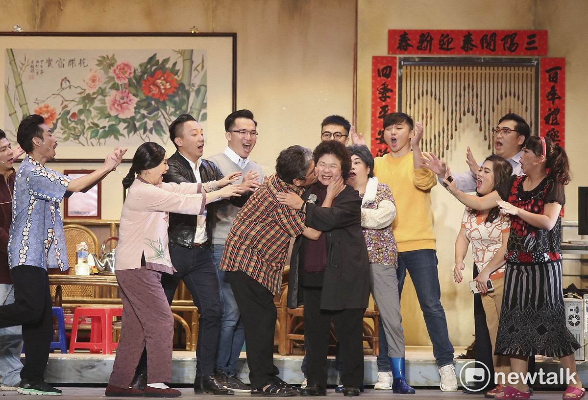 綠光劇團台灣戲劇野台工程「人間條件一」，今(九)日晚上在高雄衛武營都會公園中央草坪開演，包括吳念真、黃韻玲、柯一正、李永豐、鍾欣凌等知名導演、演員互軋演技。陳菊上台客串，李永豐親她以示感謝。 圖：張大魯/攝
