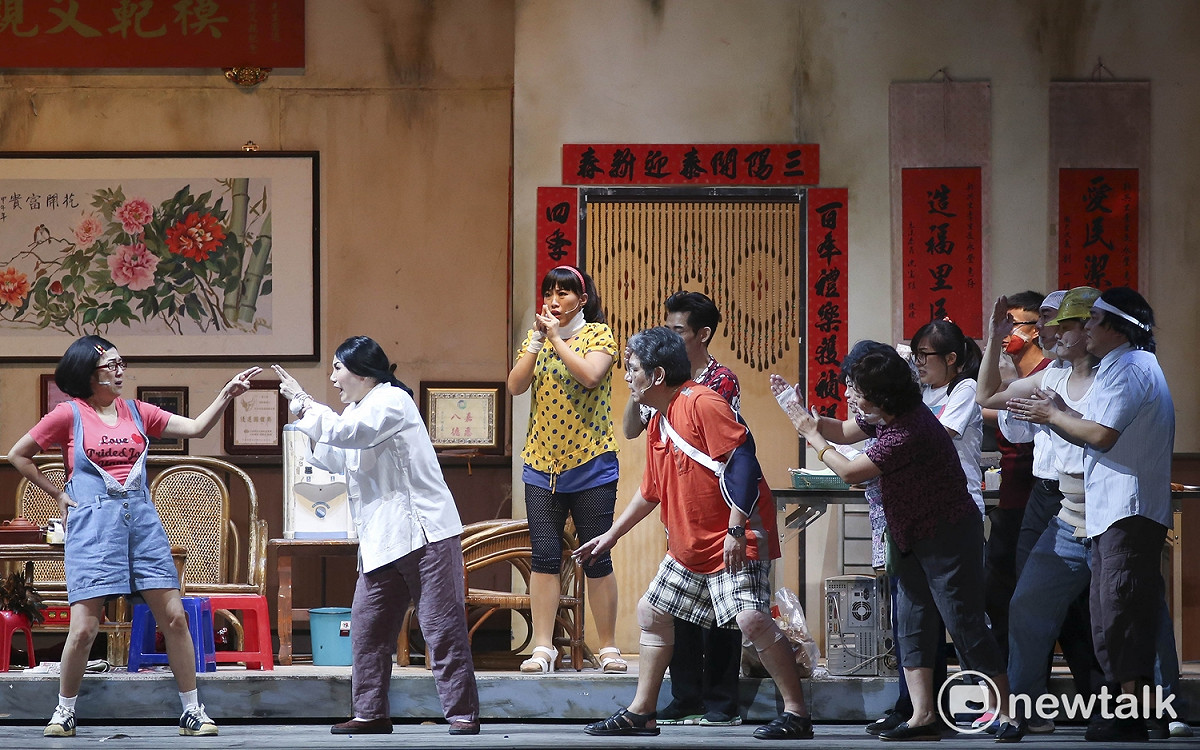 綠光劇團台灣戲劇野台工程「人間條件一」，今(九)日晚上在高雄衛武營都會公園中央草坪開演，盛況空前。 圖：張大魯/攝