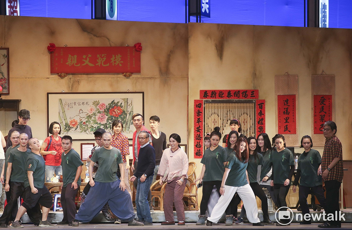 綠光劇團台灣戲劇野台工程「人間條件一」，今(九)日晚上在高雄衛武營都會公園中央公園演出，吳念真與唐美雲及劇團大跳抖肩舞。 圖：張大魯/攝