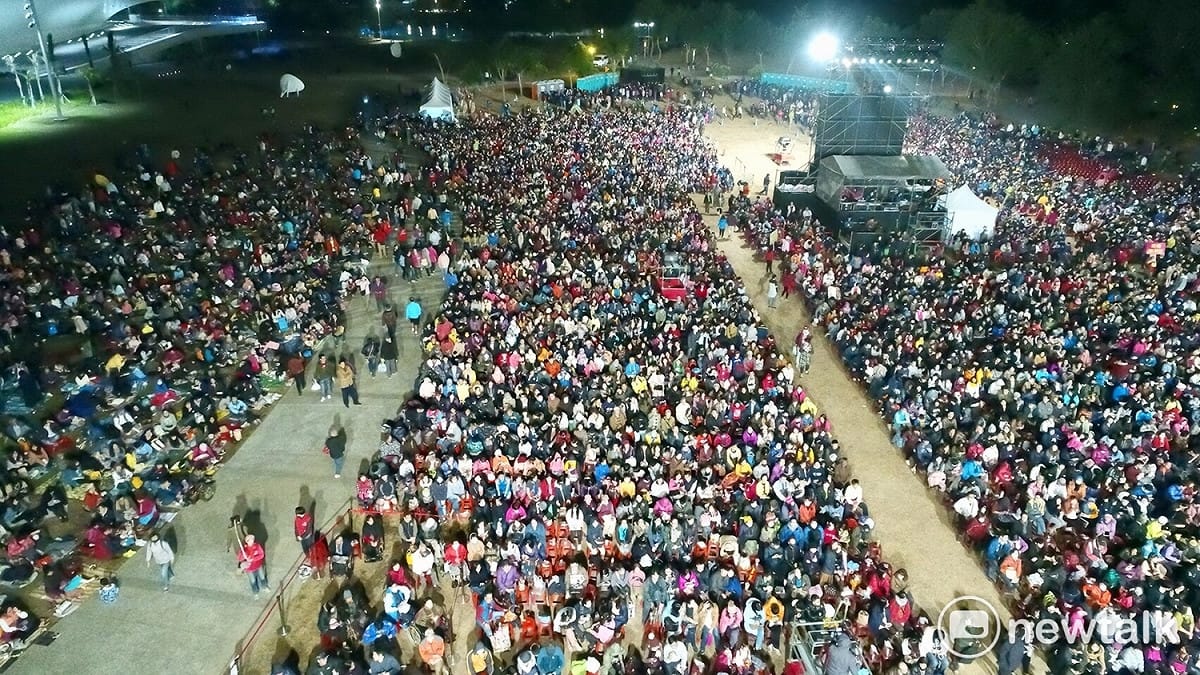 綠光劇團台灣戲劇野台工程「人間條件一」，今(九)日晚上在高雄衛武營都會公園中央公園演出，空拍機現場，兩萬觀眾場面壯觀。 圖：張大魯/攝（資料照片）