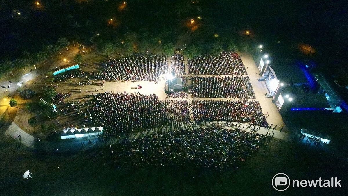 綠光劇團台灣戲劇野台工程「人間條件一」，今(九)日晚上在高雄衛武營都會公園中央公園演出，空拍機現場，兩萬觀眾場面壯觀. 圖：張大魯/攝