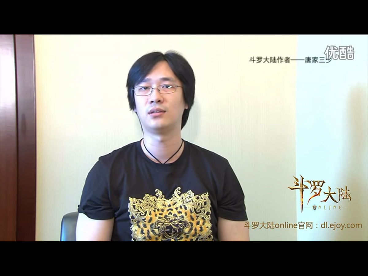 唐家三少，本名張威，是網路文學界的「大神」級人物。2012年至2016年5度蟬聯「中國網路作家富豪榜」榜首。在2015年首屆「網文之王」評選中，當選「網文之王」。 圖：翻攝自Youtube
