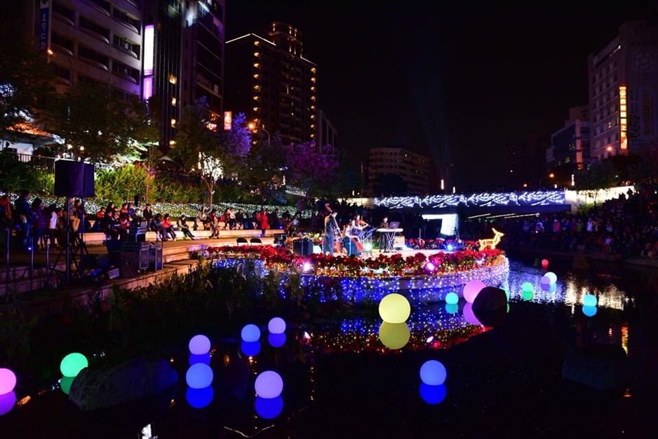 台中銀河水中的耶誕樹 點亮柳川閃耀舊城區 圖：台中市府提供