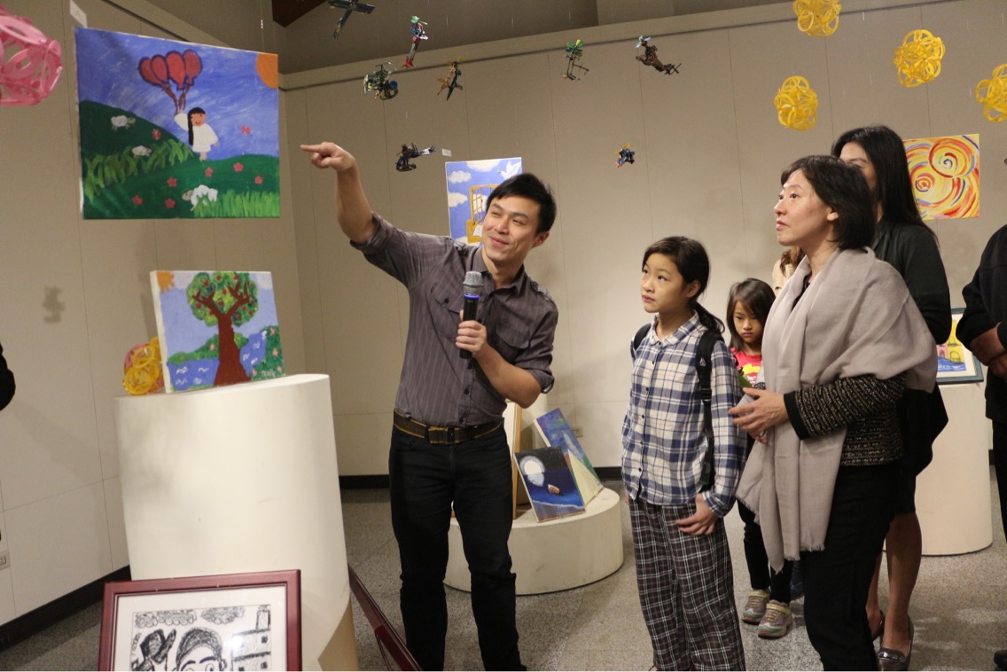 今(9)日在台中港區藝術中心展開「伯大尼遇上PAZO特展」。展至12月31日。台中市長林佳龍的夫人廖婉如今（9）日到場觀賞每一幅創作， 圖：台中市府提供