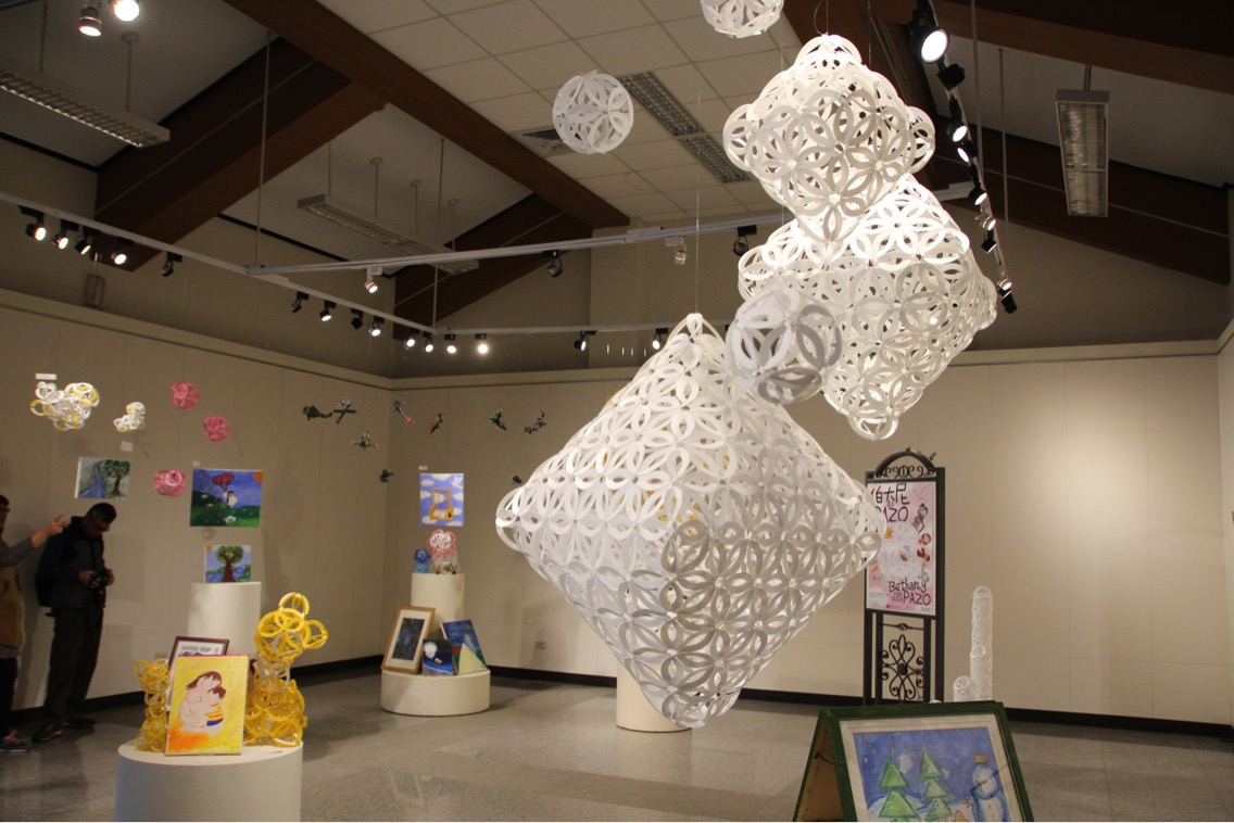今(9)日在台中港區藝術中心展開「伯大尼遇上PAZO特展」。展至12月31日。展覽區分成四個層次，包括大型PAZO創作區、PAZO概念陳列區、畫作展示區以及天花板裝置藝術展示區，展現孩子們天馬行空的想像力，繪出心中對家的期待。 圖：台中市府提供