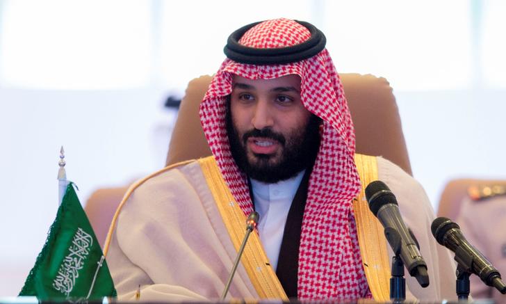 4位不具名的巴勒斯坦官員表示，沙國王儲穆罕默德（Mohammed bin Salman）已和巴勒斯坦自治政府主席阿巴斯（Mahmoud Abbas）就一項重大協議詳談。他們也說，川普和他的女婿兼顧問庫許納（JaredKushner）預計將在2018年上半公布協議內容。圖為今（2017）年11月26日，穆罕默德在利雅德出席一場反恐聯盟會議，對與會各國國防部長發表談話。 圖：達志影像/路透社