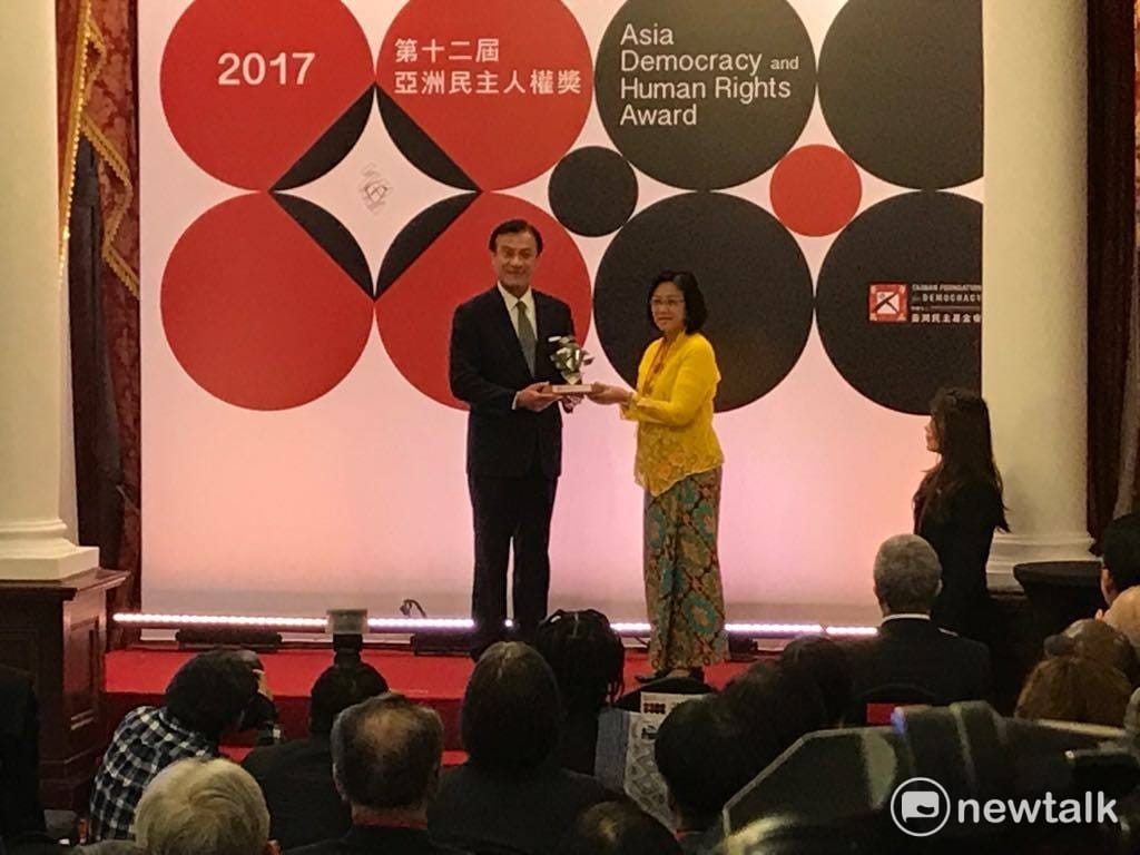 台灣民主基金會董事長、立法院長蘇嘉全（左）頒發「2017亞洲民主人權獎」給馬來西亞「乾淨與公平選舉聯盟2.0」主席瑪莉亞‧陳（Maria Chin Abdullah）（右）。 圖：周煊惠 / 攝