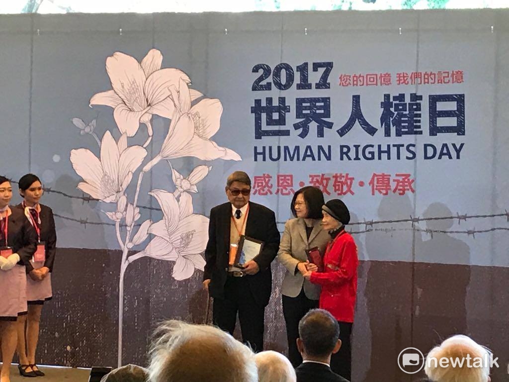 蔡英文總統（中）頒發捐贈文物感謝狀給郭振淳（左）先生、黃秋爽（右）女士。 圖：周煊惠 / 攝