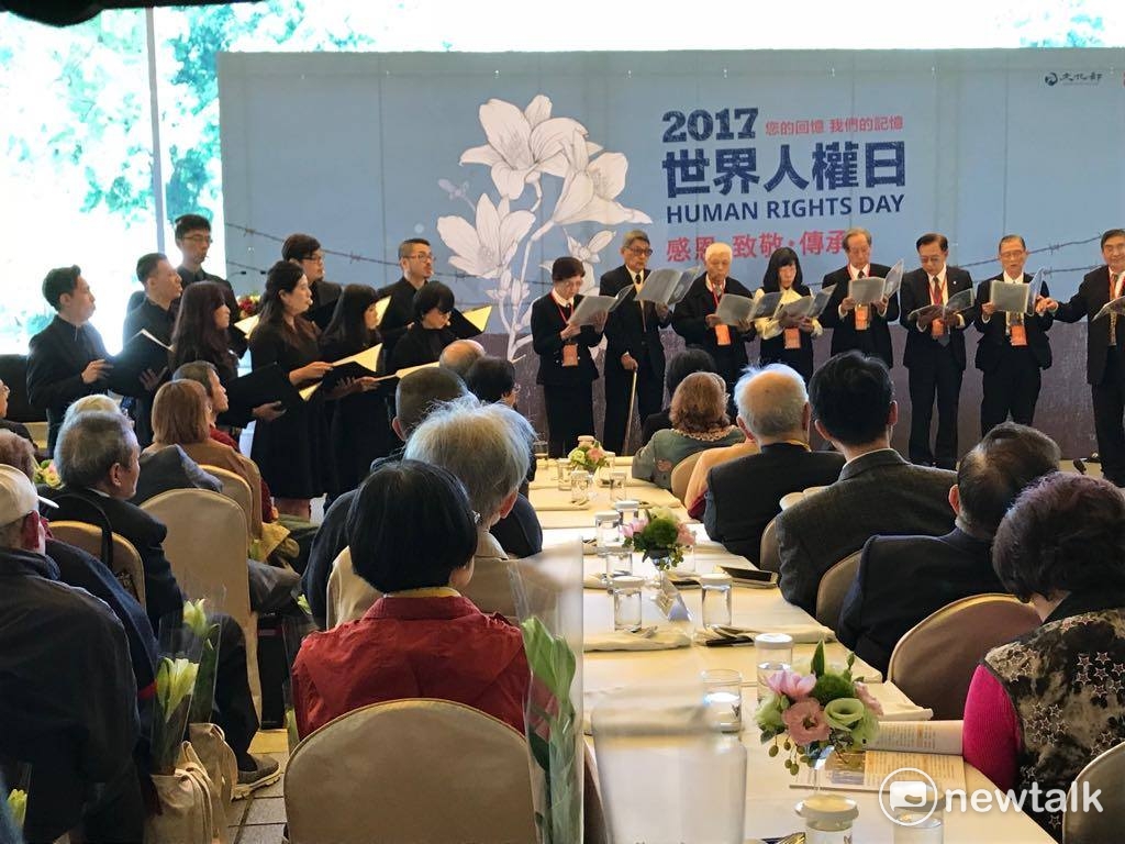 由政治受難者前輩及家屬、多元對話、艾文（李宜哲）帶來的音樂表演。 圖：周煊惠 / 攝