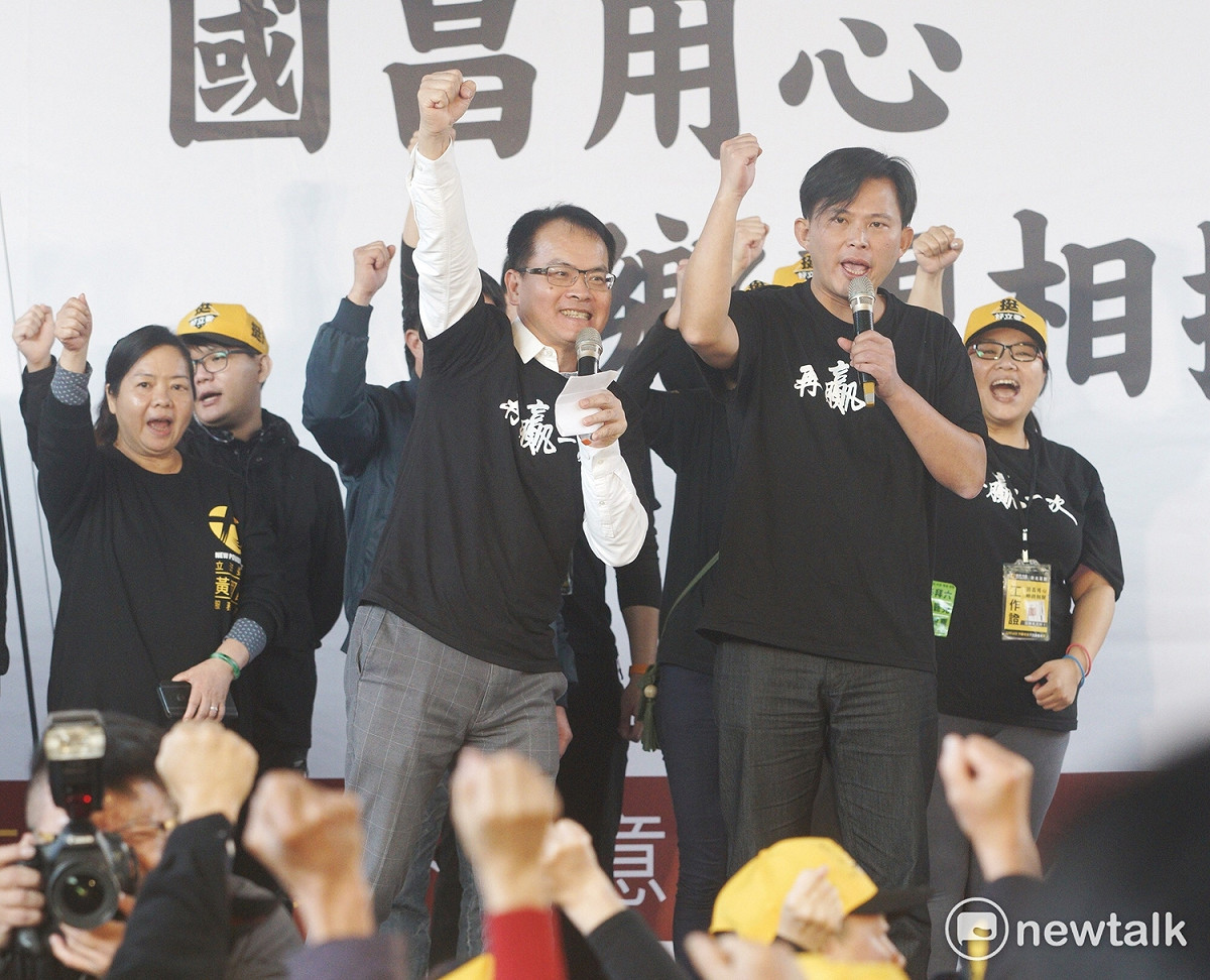 主持人鄭弘儀（左）今日現身力挺時代力量立委黃國昌（右），呼籲民眾12月16日罷免黃國昌投票要投下「不同意」。 圖：張良一 / 攝