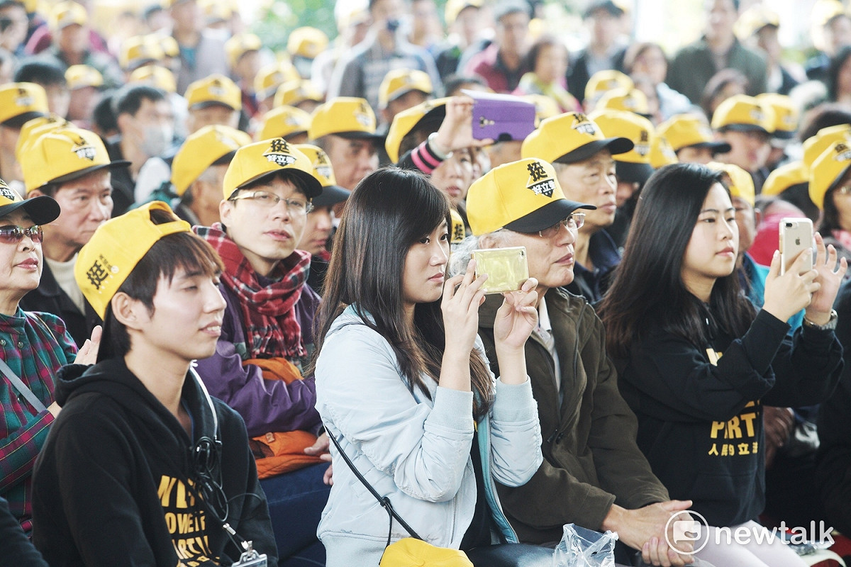 支持黃國昌的群眾聚集在「國昌用心 鄉親相挺」集結挺昌行動。 圖：張良一 / 攝