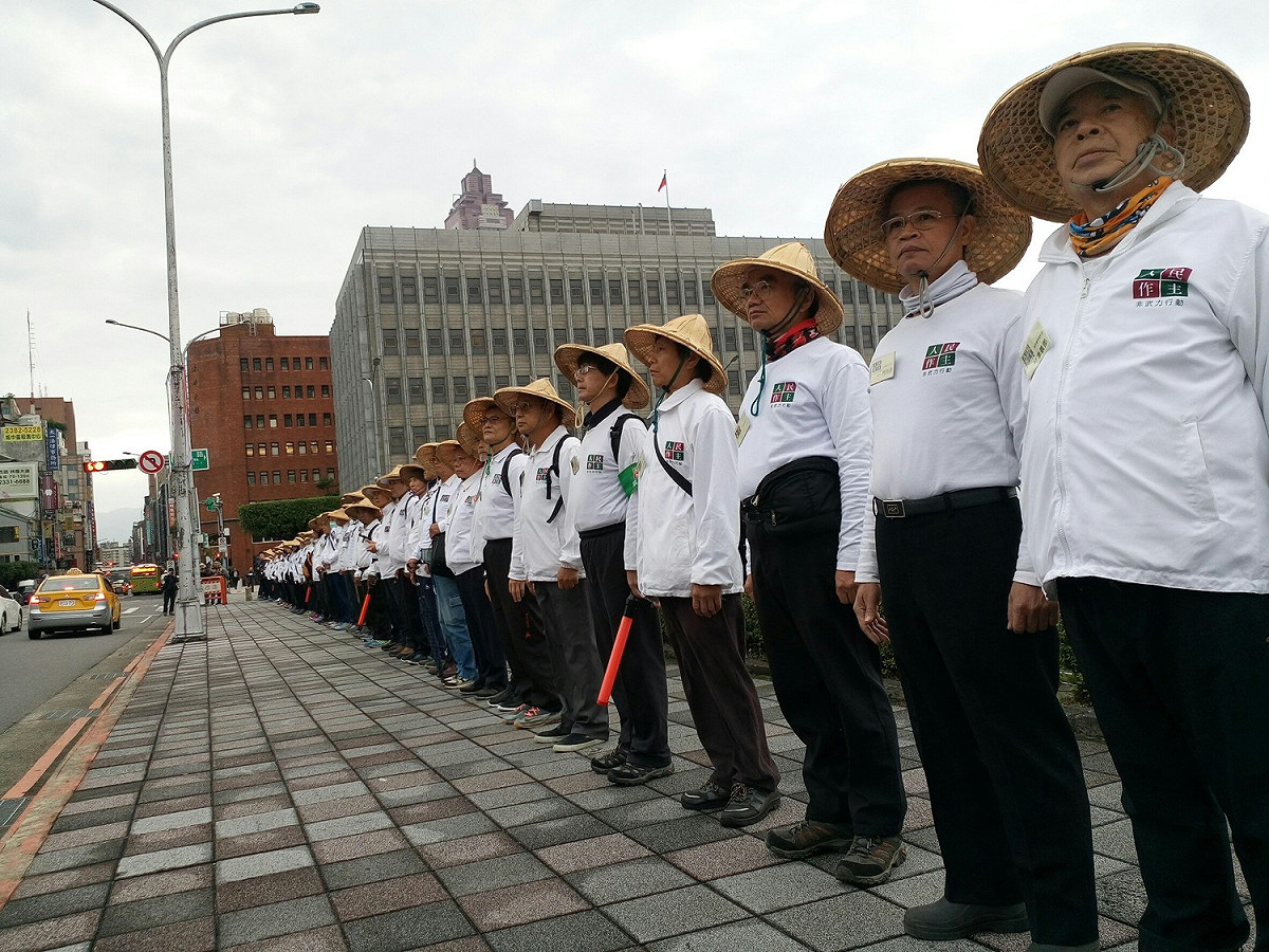 人民作主基金會發動「落實民主、補正公投法」凱達格蘭大道行動，希望蔡政府能盡快將公投法補正。 圖：人民作主基金會/提供