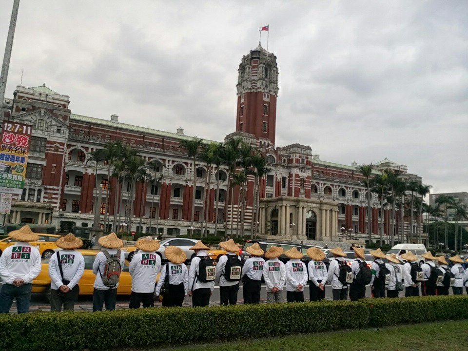 人民作主基金會發起「落實民主、補正公投法」凱達格蘭大道行動，有近百名志工一同參與。 圖：人民作主基金會/提供