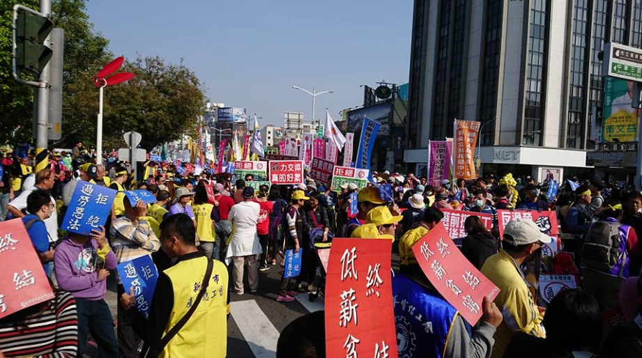 台灣勞工陣線今（30）日召開記者會強烈要求蔡總統及執政黨應立即兌現政治承諾，勞陣秘書長孫友聯提醒蔡英文，「開了支票，沒有兌現就是跳票」。資料照片。 圖：取自毛振飛臉書