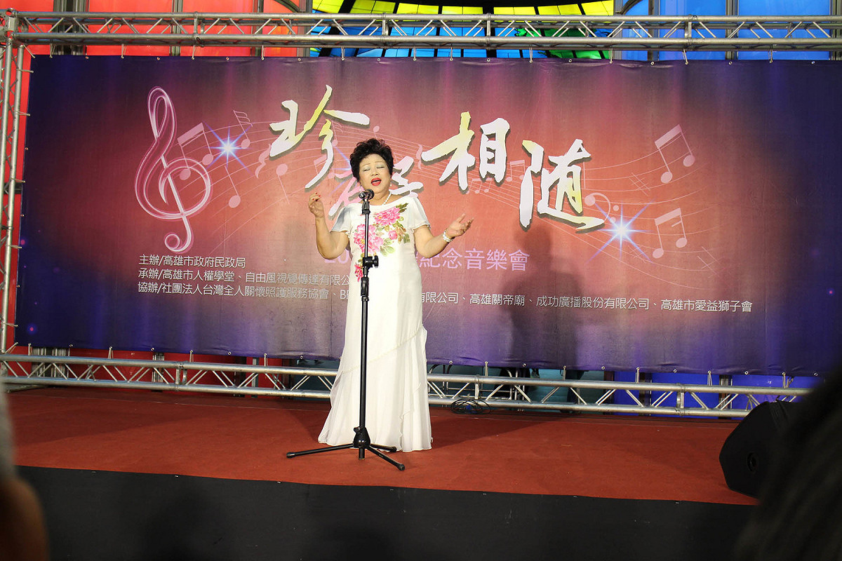 知名聲樂家莊美麗以故事敘說結合音樂表演方式，演出蘊含人權議題的曲目。 圖：高雄市民政局/提供
